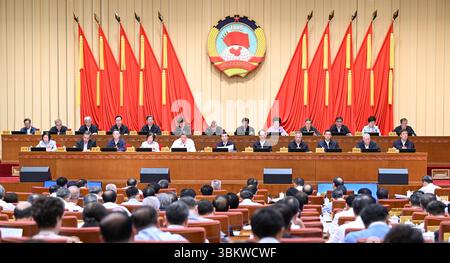 Peking, China. Juni 2025. Wang Huning, Mitglied des Ständigen Ausschusses des Politbüros des Zentralkomitees der Kommunistischen Partei Chinas (KPCC) und Vorsitzender des Nationalkomitees der chinesischen Volksberatungskonferenz (KPCC), nimmt am 23. Juni 2025 an der Eröffnungssitzung der 12. Sitzung des Ständigen Ausschusses des 14. KPCC-Nationalkomitees zum Thema Vertiefung der Wirtschaftsreformen in Peking, Hauptstadt Chinas, Teil. Quelle: Zhang Ling/Xinhua/Alamy Live News Stockfoto