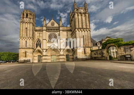 Saint-Pierre-Kathedrale in Poitiers: Der Bau begann 1166 auf Initiative von Eleanor von Aquitanien und Heinrich II. Plantagenêt, damals Königin und König von England und Herzöge von Normandie und Aquitanien. Sie waren wichtige Förderer der Kunst und Kultur ihrer Zeit und stifteten unter anderem das berühmte Buntglasfenster, das die Kreuzigungsszene in der Apsis darstellt. Die gotische Cathédrale Saint-Pierre de Poitiers. Place de la Cathédrale, Poitiers, Nouvelle-Aquitaine, Frankreich Stockfoto