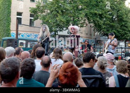 Fest de la musique, Live Musik, Eat Lipstick, Anita Drink, The Shredder an der Gitarre, Disco Punk Band, Reuterkiez, Berlin-Neukölln Stockfoto