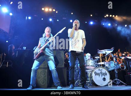 Roger Glover und Ian Gillan von Deep Purple treten am 30. November 2011 in der O2 Arena in London auf Stockfoto