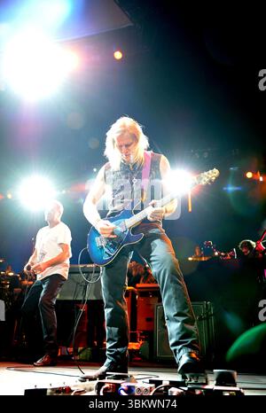 Ian Gillan und Steve Morse von Deep Purple treten am 30. November 2011 in der O2 Arena in London auf Stockfoto