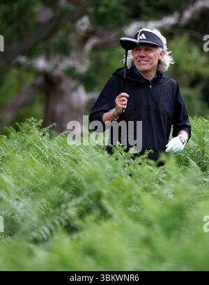 Der ehemalige Premier League-Fußballspieler Jimmy Bullard sucht nach seinem Ball, nachdem er während des Open 2025 Regional Qualifying in Rochester und Cobham Park im Rough auf dem fünften Fairway landete. Bilddatum: Montag, 23. Juni 2025. Stockfoto