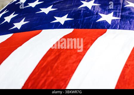 New York, USA 1. Mai 2025 die im Wind winkende amerikanische Flagge, ein patriotisches Symbol der Vereinigten Staaten von Amerika. Nahaufnahme der amerikanischen Flagge Stockfoto
