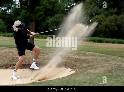 Der ehemalige Premier League-Fußballspieler Jimmy Bullard spielt während des Open 2025 Regional Qualifying in Rochester und Cobham Park aus einem Bunker auf dem sechsten Fairway. Bilddatum: Montag, 23. Juni 2025. Stockfoto
