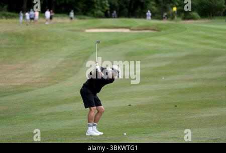 Der ehemalige Premier League-Fußballspieler Jimmy Bullard spielt beim Open 2025 Regional Qualifying in Rochester und Cobham Park einen Schuss vom siebten Fairway. Bilddatum: Montag, 23. Juni 2025. Stockfoto