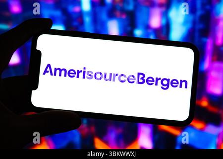 China. Juni 2025. In dieser Abbildung wird das Logo von AmerisourceBergen auf dem Bildschirm eines Smartphones angezeigt. Quelle: SOPA Images Limited/Alamy Live News Stockfoto