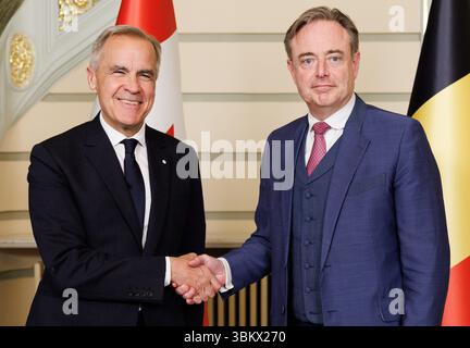 Brüssel, Belgien Juni 2025. Der kanadische Premierminister Mark Carney und der belgische Premierminister Bart de Wever wurden vor einem bilateralen Treffen in der Wetstraat 16/Rue de la Loi 16 am Montag, den 23. Juni 2025, in Brüssel vorgestellt. Der kanadesische Premierminister und seine Frau besuchen Belgien offiziell. BELGA FOTO BENOIT DOPPAGNE Credit: Belga News Agency/Alamy Live News Stockfoto