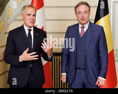 Brüssel, Belgien Juni 2025. Der kanadische Premierminister Mark Carney und der belgische Premierminister Bart de Wever wurden vor einem bilateralen Treffen in der Wetstraat 16/Rue de la Loi 16 am Montag, den 23. Juni 2025, in Brüssel vorgestellt. Der kanadesische Premierminister und seine Frau besuchen Belgien offiziell. BELGA FOTO BENOIT DOPPAGNE Credit: Belga News Agency/Alamy Live News Stockfoto