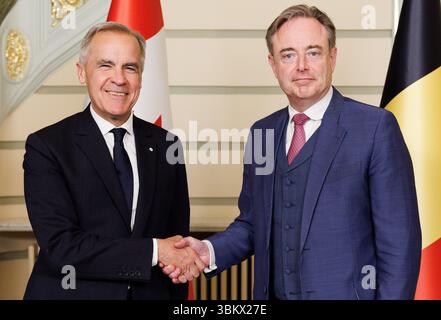 Brüssel, Belgien Juni 2025. Der kanadische Premierminister Mark Carney und der belgische Premierminister Bart de Wever wurden vor einem bilateralen Treffen in der Wetstraat 16/Rue de la Loi 16 am Montag, den 23. Juni 2025, in Brüssel vorgestellt. Der kanadesische Premierminister und seine Frau besuchen Belgien offiziell. BELGA FOTO BENOIT DOPPAGNE Credit: Belga News Agency/Alamy Live News Stockfoto