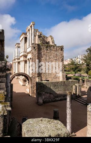 Malerischer Blick auf die Ruinen des römischen Theaters in mérida, spanien, mit Blick auf Bühne, Sitzbereich und architektonische Details Stockfoto