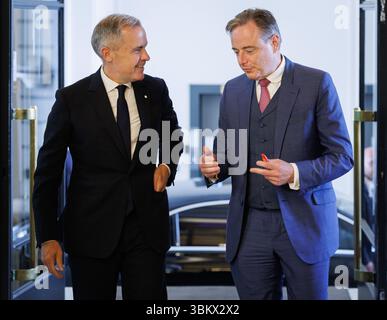 Brüssel, Belgien Juni 2025. Der kanadische Premierminister Mark Carney und der belgische Premierminister Bart de Wever wurden vor einem bilateralen Treffen in der Wetstraat 16/Rue de la Loi 16 am Montag, den 23. Juni 2025, in Brüssel vorgestellt. Der kanadesische Premierminister und seine Frau besuchen Belgien offiziell. BELGA FOTO BENOIT DOPPAGNE Credit: Belga News Agency/Alamy Live News Stockfoto