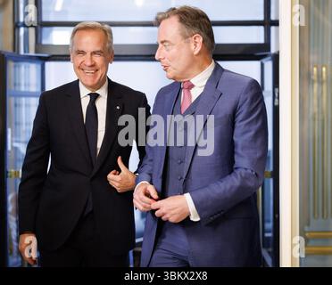 Brüssel, Belgien Juni 2025. Der kanadische Premierminister Mark Carney und der belgische Premierminister Bart de Wever wurden vor einem bilateralen Treffen in der Wetstraat 16/Rue de la Loi 16 am Montag, den 23. Juni 2025, in Brüssel vorgestellt. Der kanadesische Premierminister und seine Frau besuchen Belgien offiziell. BELGA FOTO BENOIT DOPPAGNE Credit: Belga News Agency/Alamy Live News Stockfoto