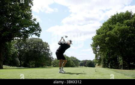 Der ehemalige Premier League-Fußballspieler Jimmy Bullard schlägt beim Open 2025 Regional Qualifying in Rochester und Cobham Park ab. Bilddatum: Montag, 23. Juni 2025. Stockfoto