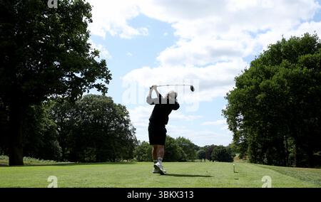 Der ehemalige Premier League-Fußballspieler Jimmy Bullard schlägt beim Open 2025 Regional Qualifying in Rochester und Cobham Park ab. Bilddatum: Montag, 23. Juni 2025. Stockfoto