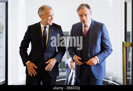 Brüssel, Belgien Juni 2025. Der kanadische Premierminister Mark Carney und der belgische Premierminister Bart de Wever wurden vor einem bilateralen Treffen in der Wetstraat 16/Rue de la Loi 16 am Montag, den 23. Juni 2025, in Brüssel vorgestellt. Der kanadesische Premierminister und seine Frau besuchen Belgien offiziell. BELGA FOTO BENOIT DOPPAGNE Credit: Belga News Agency/Alamy Live News Stockfoto