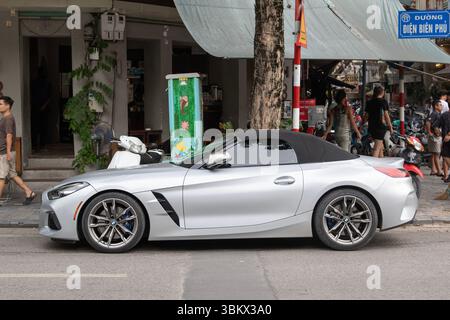 Hanoi, Vietnam. 27. Juli 2024: Geparkt silbergraues Cabrio bmw Z4 M40, ein sehr teures Auto für Vietnam. Stockfoto