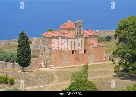 Pylos, Peloponnes, Griechenland - Juni 13,2025 - Hochwinkelansicht der Kirche Metamorphosis Sotiros in der Festung Neokastro vor blauem Meer. Stockfoto