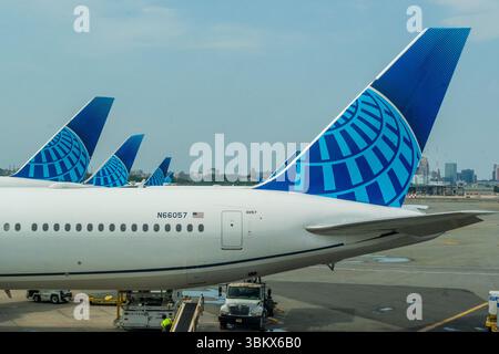 United Airlines Flugzeuge standen am Terminal in Newark mit Verspätungen an einem geschäftigen Sommertag mit Gewittern und Flugsicherungsausfällen an Stockfoto