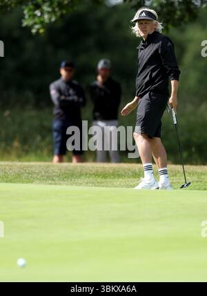 Der ehemalige Premier League-Fußballspieler Jimmy Bullard beobachtet seinen Putt während des Open 2025 Regional Qualifying in Rochester und Cobham Park. Bilddatum: Montag, 23. Juni 2025. Stockfoto