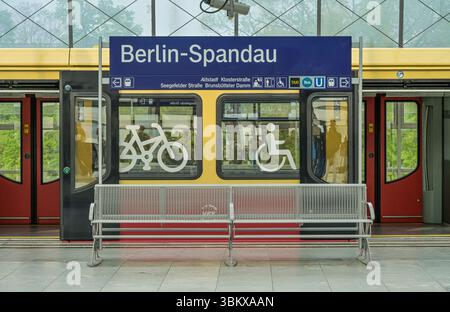 S-Bahn, Bahnhof, Spandau, Berlin, Deutschland Stockfoto