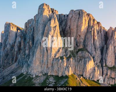 Bolschoy Tkhach felsiger Berg im Kaukasus mit Sonnenuntergang- oder Sonnenaufgangslicht, Blick über dem Kopf Stockfoto