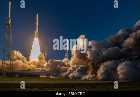 Cape Canaveral, USA. Juni 2025. Am 23. Juni 2025 um 6:54 UHR startet die ULA ihren Atlas V 551 mit Amazon Kuiper 2 Satelliten in die Umlaufbahn von Cape Canaveral Brevard County Florida USA. (Foto: Scott Schilke/SipaUSA) Credit: SIPA USA/Alamy Live News Stockfoto