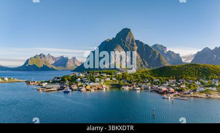 Eingebettet vom Meer, bietet das reine Dorf charmante Häuser umgeben von majestätischen Bergen und einer ruhigen Atmosphäre. Dieser atemberaubende Ort fängt die Schönheit der Norways Lofoten Islands ein. Stockfoto