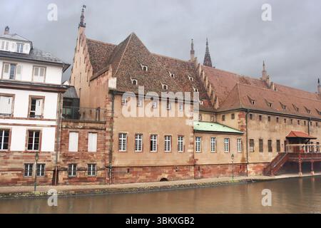 Altes Zollhaus am Ill-Flussufer im Stadtzentrum von Straßburg, Frankreich Stockfoto