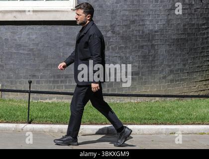London, Großbritannien. Juni 2025. Wolodymyr Zelenskyj, Präsident der Ukraine, wird von Sir Keir Starmer, Premierminister des Vereinigten Königreichs, in der Downing Street 10 begrüßt. Zelenskyj hatte sich zuvor mit dem König in Windsor getroffen. Starmer und Zelenskyy werden diese Woche an den NATO-Treffen in den Haag teilnehmen. Quelle: Imageplotter/Alamy Live News Stockfoto