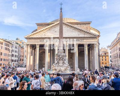 Blick auf das Pantheon in Rom mit Touristen, die die Umgebung in Rom, Italien, überlaufen Stockfoto