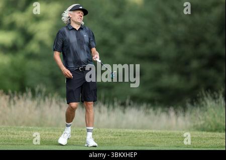 Der ehemalige Premier League-Fußballspieler Jimmy Bullard reagiert nach einem Putt auf das sechzehnte Green, während des Open 2025 Regional Qualifying in Rochester und Cobham Park. Bilddatum: Montag, 23. Juni 2025. Stockfoto