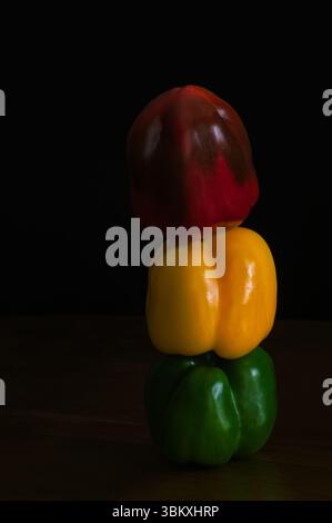 Drei Paprika senkrecht in den Farben einer Ampel. Stockfoto