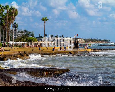 Die Küste von Paphos, einem Touristenort an der Südwestküste Zyperns im östlichen Mittelmeer. Stockfoto