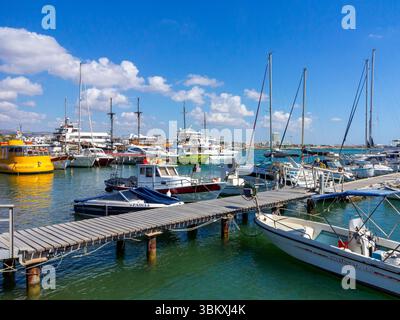 Boote liegen im Hafen an der Küste von Paphos, einem Touristenort an der Südwestküste Zyperns im östlichen Mittelmeer. Stockfoto