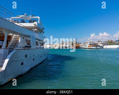 Boote liegen im Hafen an der Küste von Paphos, einem Touristenort an der Südwestküste Zyperns im östlichen Mittelmeer. Stockfoto