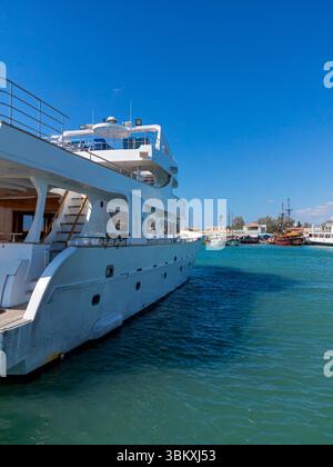 Boote liegen im Hafen an der Küste von Paphos, einem Touristenort an der Südwestküste Zyperns im östlichen Mittelmeer. Stockfoto