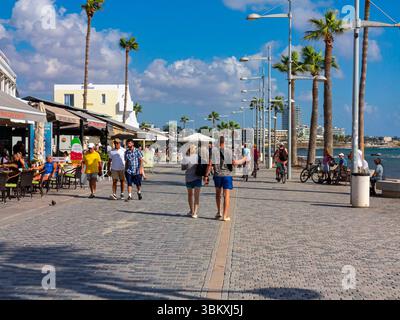 Touristen an der Küste von Paphos, einem Touristenort an der Südwestküste Zyperns im östlichen Mittelmeer. Stockfoto