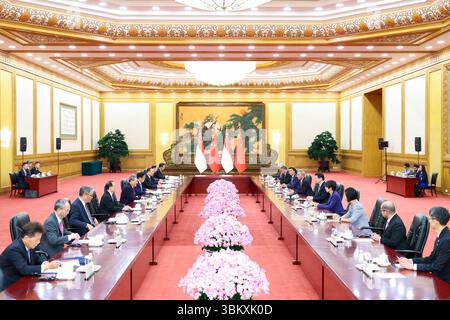Peking, China. Juni 2025. Der chinesische Premierminister Li Qiang führt Gespräche mit dem Premierminister Singapurs Lawrence Wong, der sich auf einem offiziellen Besuch in China befindet, in der Großen Halle des Volkes in Peking, der Hauptstadt Chinas, am 23. Juni 2025. Quelle: Liu Bin/Xinhua/Alamy Live News Stockfoto