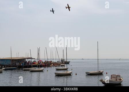 Fundación Infante de Orleans - FIO - North American T-6 Texan & Beechcraft T-34 Mentor Flugzeuge fliegen beim AIRE25 Air Festival in San Javier, Murcia Stockfoto