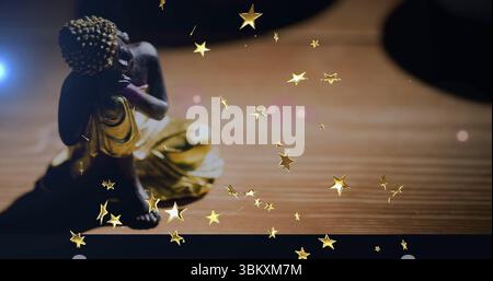 Ruhende sitzende Buddha-Figur in goldenem Gewand auf Holztisch zu Hause, Sternüberzüge, Kopierraum Stockfoto