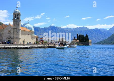 Boote und eine Kirche in der Bucht von Kotor Stockfoto