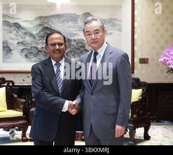 Peking, China. Juni 2025. Wang Yi, Mitglied des Politbüros des Zentralkomitees der Kommunistischen Partei Chinas und Direktor des Büros der Zentralkommission für auswärtige Angelegenheiten, trifft sich am 23. Juni 2025 in Peking, der Hauptstadt Chinas, mit Shri Ajit Doval, Indiens Berater für nationale Sicherheit und Sonderbeauftragter für die indische Grenzfrage. Quelle: Wang Ye/Xinhua/Alamy Live News Stockfoto