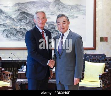Peking, China. Juni 2025. Wang Yi, Mitglied des Politbüros des Zentralkomitees der Kommunistischen Partei Chinas und Direktor des Büros der Zentralkommission für auswärtige Angelegenheiten, trifft am 23. Juni 2025 in Peking, der Hauptstadt Chinas, mit dem ehemaligen britischen Premierminister Tony Blair zusammen. Quelle: Wang Ye/Xinhua/Alamy Live News Stockfoto