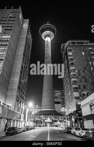 Schwarz-weiß-Blick auf den Calgary Tower, einen freistehenden Aussichtsturm in Downtown Calgary, Alberta, Kanada Stockfoto