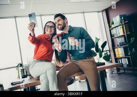 Young Professionals arbeiten in einer modernen Büroumgebung zusammen, arbeiten gerne in Teamarbeit und Partnerschaft zusammen Stockfoto