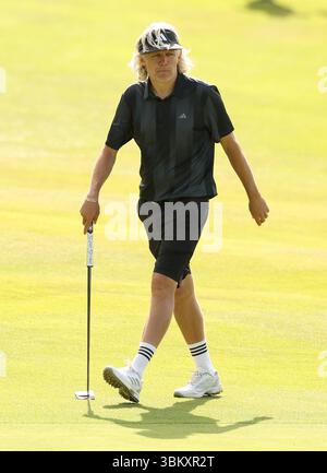 Der ehemalige Premier League-Fußballspieler Jimmy Bullard geht während des Open 2025 Regional Qualifying in Rochester und Cobham Park das 18. Fairway hinauf. Bilddatum: Montag, 23. Juni 2025. Stockfoto