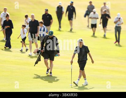 Der ehemalige Premier League-Fußballspieler Jimmy Bullard geht während des Open 2025 Regional Qualifying in Rochester und Cobham Park das 18. Fairway hinauf. Bilddatum: Montag, 23. Juni 2025. Stockfoto