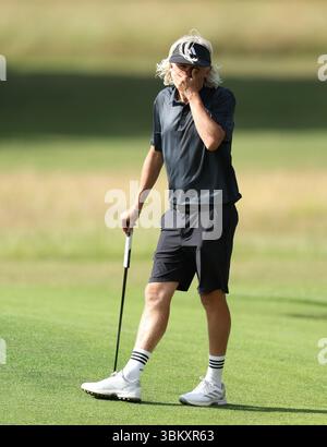 Der ehemalige Premier League-Fußballspieler Jimmy Bullard reagiert nach einem Putt auf das 18. Green, während des Open 2025 Regional Qualifying in Rochester und Cobham Park. Bilddatum: Montag, 23. Juni 2025. Stockfoto