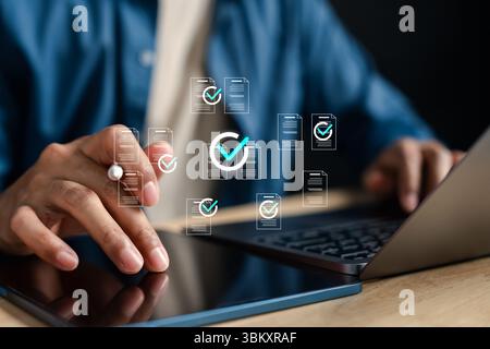 Dokumentencheckliste und digitales Online-Formularkonzept für Dateneingabe, elektronische Freigabe, Formulareinreichung und Workflow-Management-System in modernen Offi Stockfoto