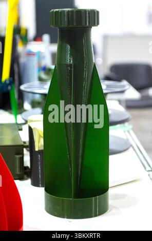 Auf 3D-Drucker aus geschmolzenem Kunststoff gedruckter Schaftstabilisator. Auf 3D-Drucker erstellte Stabilisierungsschweife. Prototypenmodell der Raketenbombenspitze, gedruckt auf 3D-Drucker. Moderne innovative 3D-Drucktechnologie Stockfoto